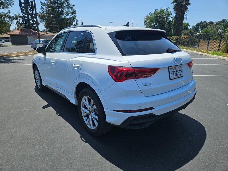 Audi Q3 Vehicle Full-screen Gallery Image 03