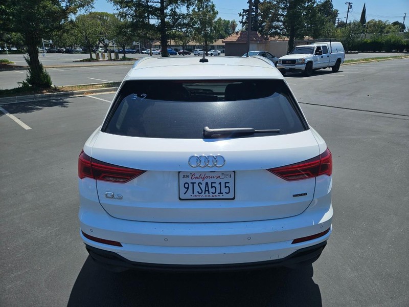 Audi Q3 Vehicle Full-screen Gallery Image 04