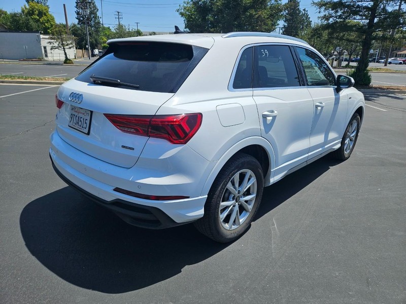 Audi Q3 Vehicle Full-screen Gallery Image 05
