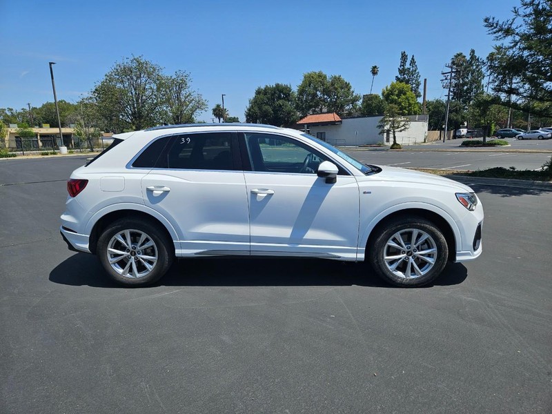 Audi Q3 Vehicle Full-screen Gallery Image 06