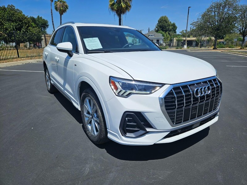 Audi Q3 Vehicle Full-screen Gallery Image 07