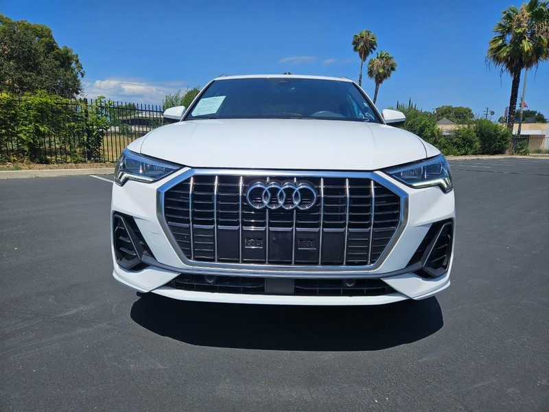 Audi Q3 Vehicle Full-screen Gallery Image 08