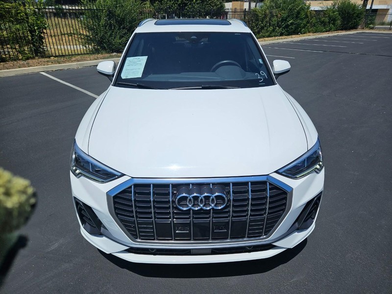 Audi Q3 Vehicle Full-screen Gallery Image 09