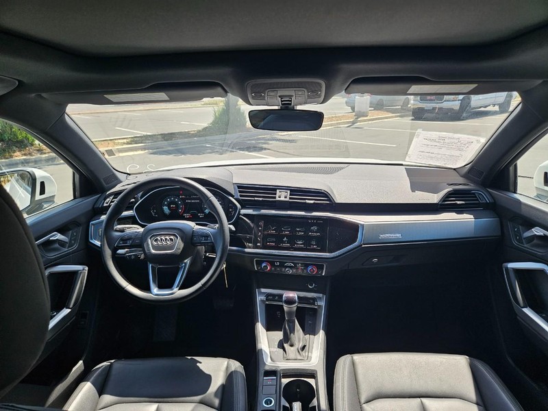 Audi Q3 Vehicle Full-screen Gallery Image 10