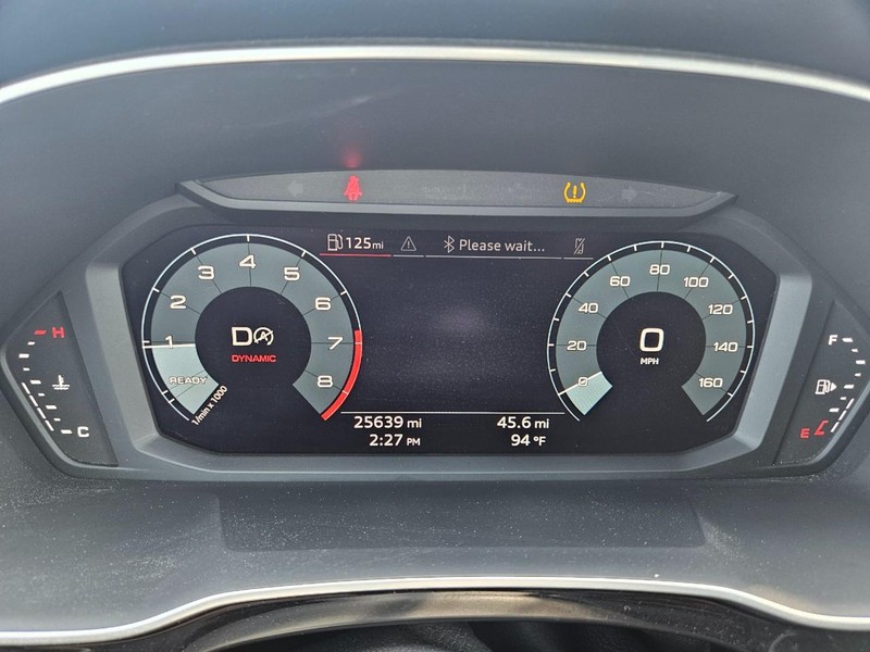 Audi Q3 Vehicle Full-screen Gallery Image 11