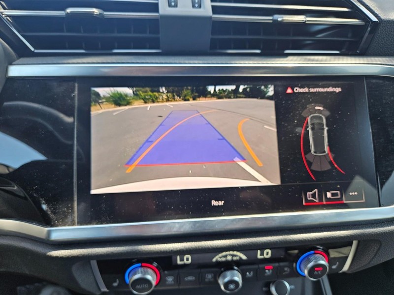 Audi Q3 Vehicle Full-screen Gallery Image 12