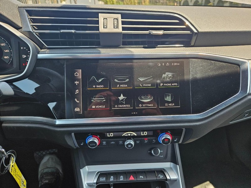 Audi Q3 Vehicle Full-screen Gallery Image 13