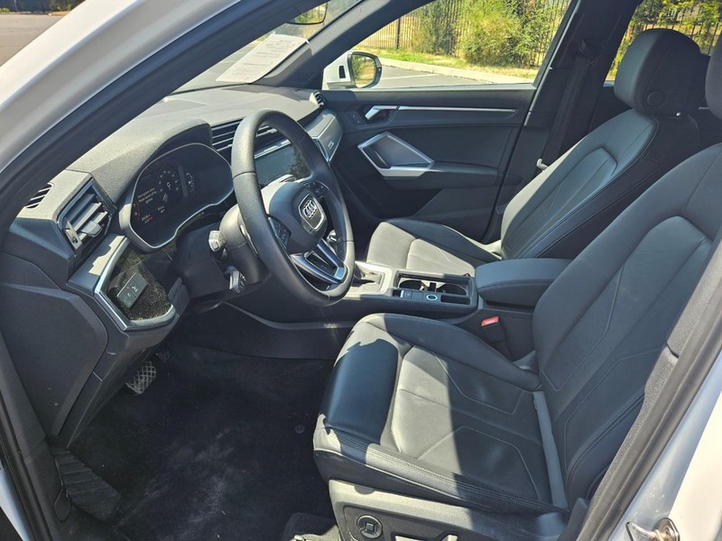 Audi Q3 Vehicle Full-screen Gallery Image 14