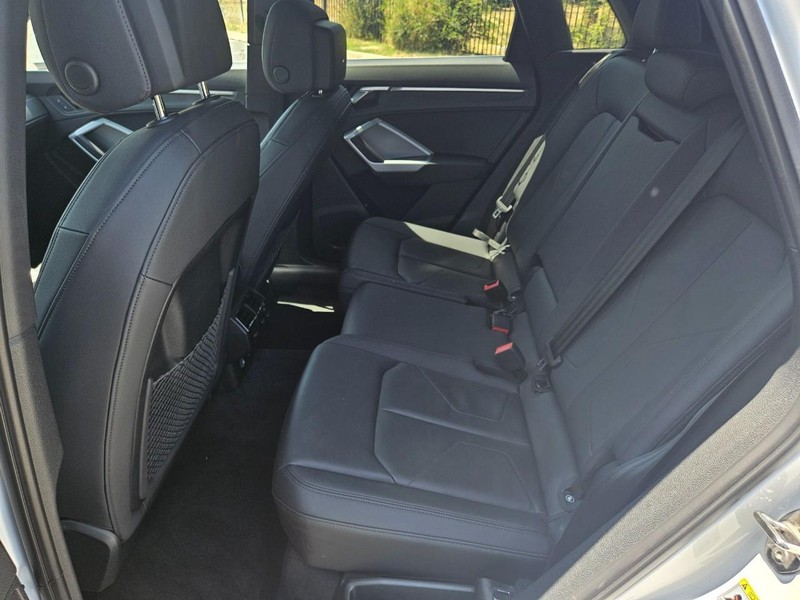 Audi Q3 Vehicle Full-screen Gallery Image 15