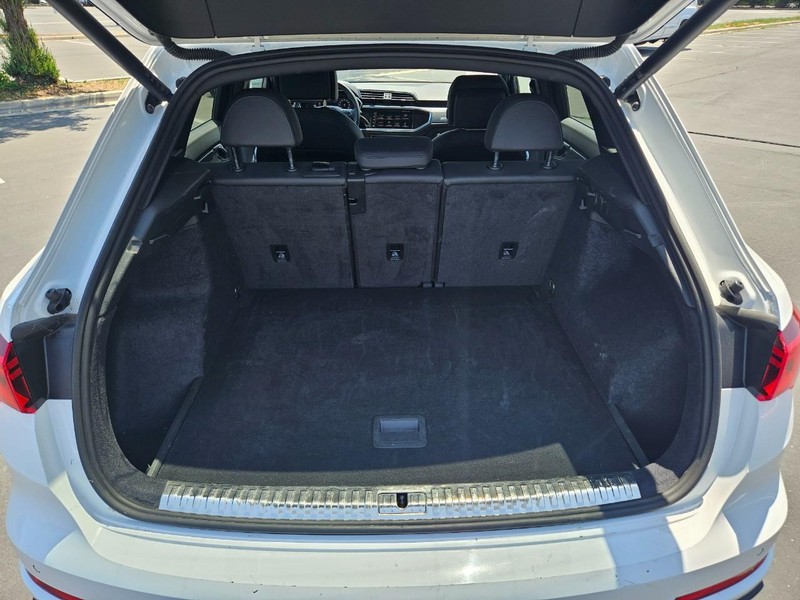 Audi Q3 Vehicle Full-screen Gallery Image 16