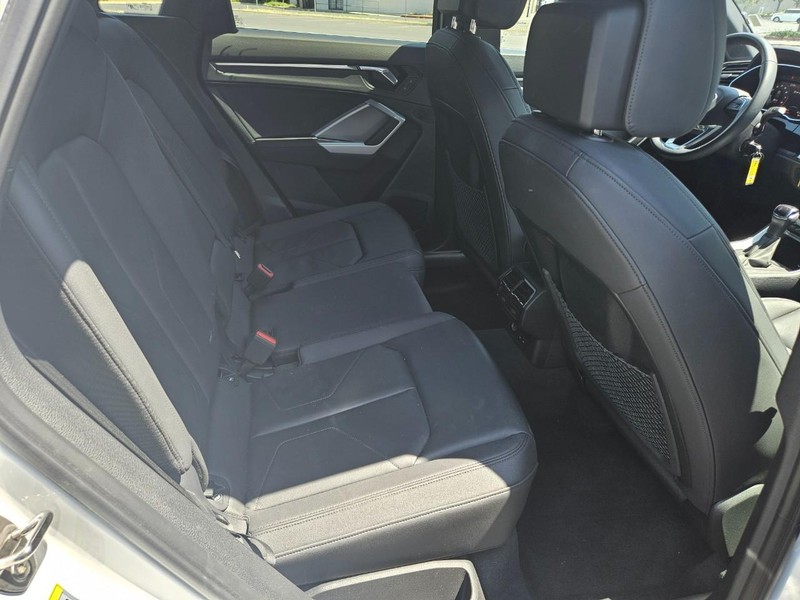 Audi Q3 Vehicle Full-screen Gallery Image 17