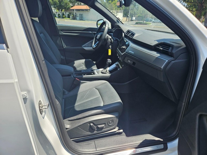 Audi Q3 Vehicle Full-screen Gallery Image 18