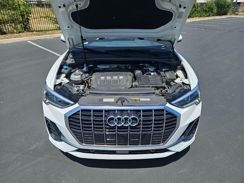 Audi Q3 Vehicle Full-screen Gallery Image 19