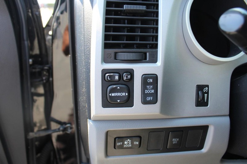 Toyota Tundra 4WD Truck Vehicle Full-screen Gallery Image 20