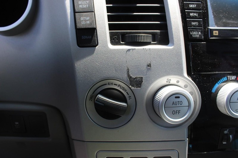 Toyota Tundra 4WD Truck Vehicle Full-screen Gallery Image 24