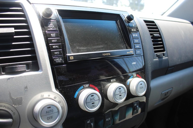 Toyota Tundra 4WD Truck Vehicle Full-screen Gallery Image 25