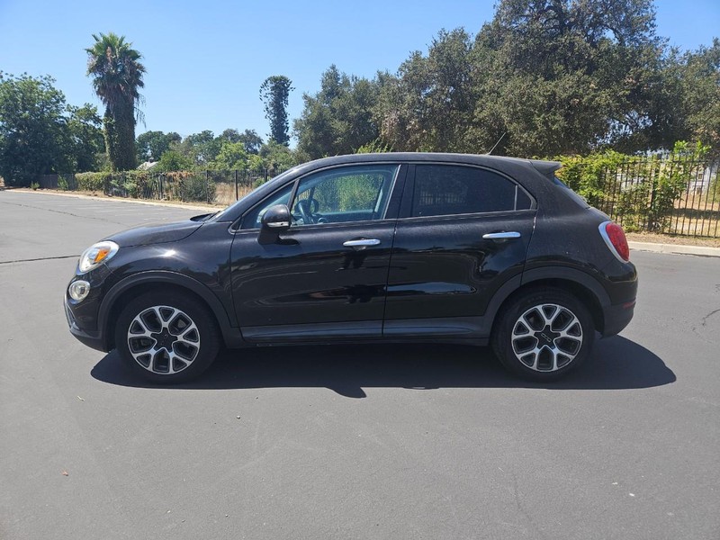 FIAT 500X Vehicle Full-screen Gallery Image 02