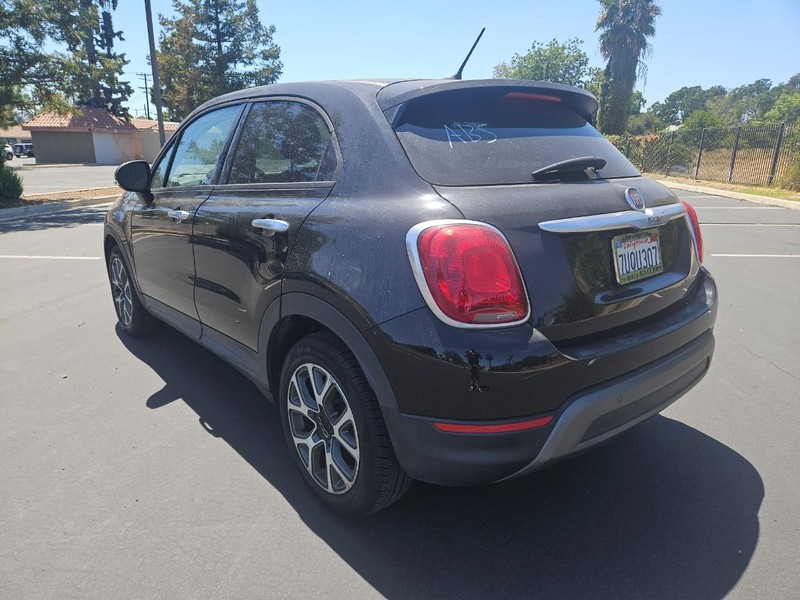 FIAT 500X Vehicle Full-screen Gallery Image 03