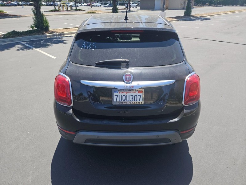 FIAT 500X Vehicle Full-screen Gallery Image 04