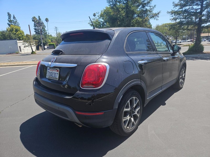 FIAT 500X Vehicle Full-screen Gallery Image 05