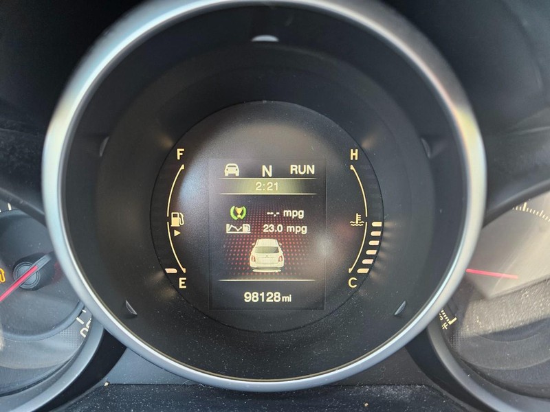 FIAT 500X Vehicle Full-screen Gallery Image 09