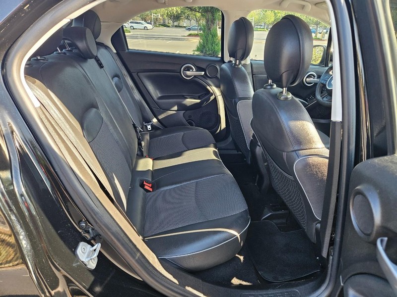 FIAT 500X Vehicle Full-screen Gallery Image 17
