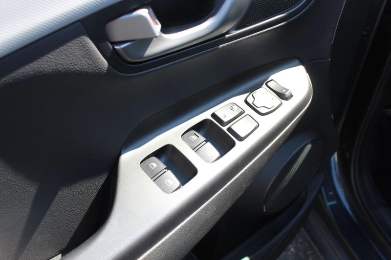 Hyundai Kona Vehicle Full-screen Gallery Image 12