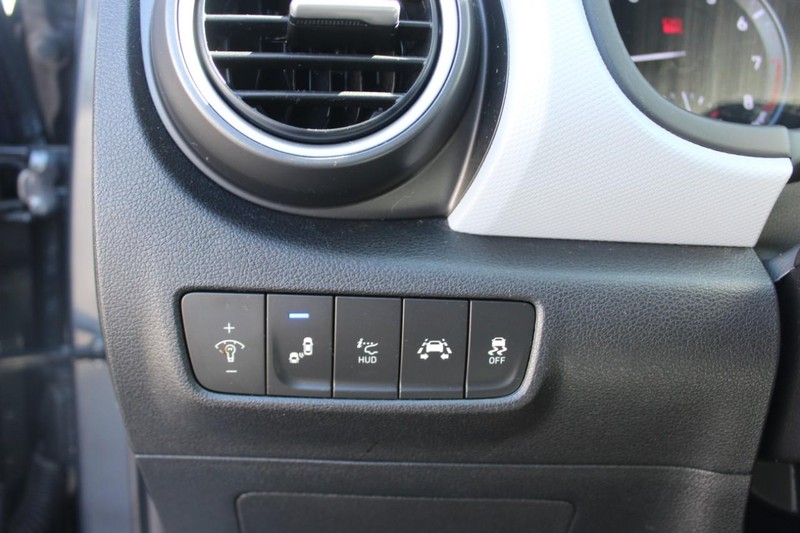 Hyundai Kona Vehicle Full-screen Gallery Image 13