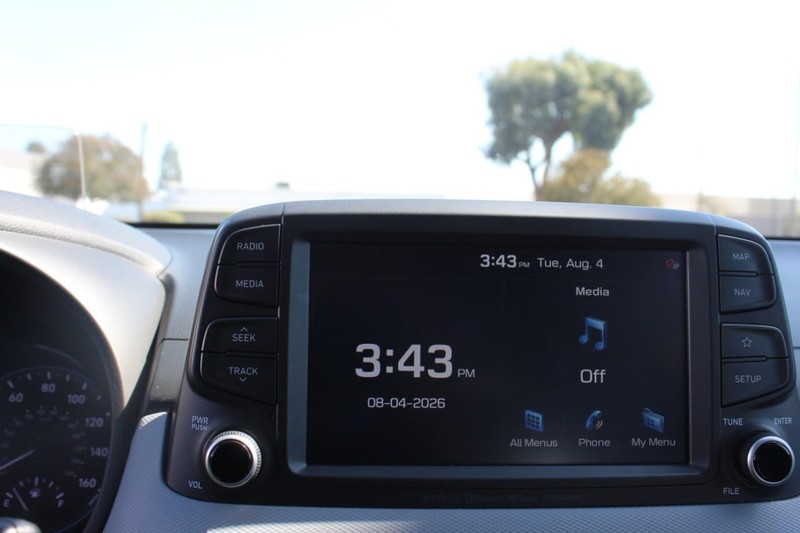Hyundai Kona Vehicle Full-screen Gallery Image 15