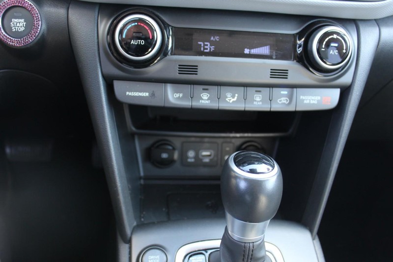 Hyundai Kona Vehicle Full-screen Gallery Image 17