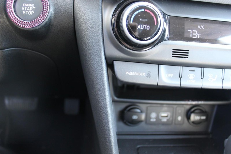 Hyundai Kona Vehicle Full-screen Gallery Image 18