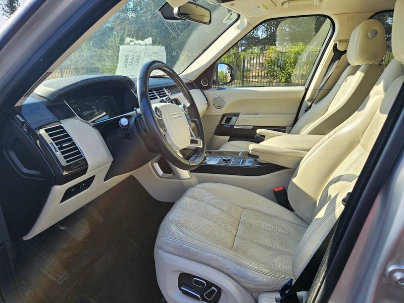 Land Rover Range Rover Vehicle Full-screen Gallery Image 13
