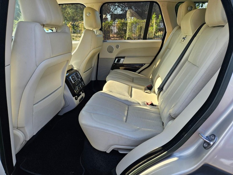 Land Rover Range Rover Vehicle Full-screen Gallery Image 14