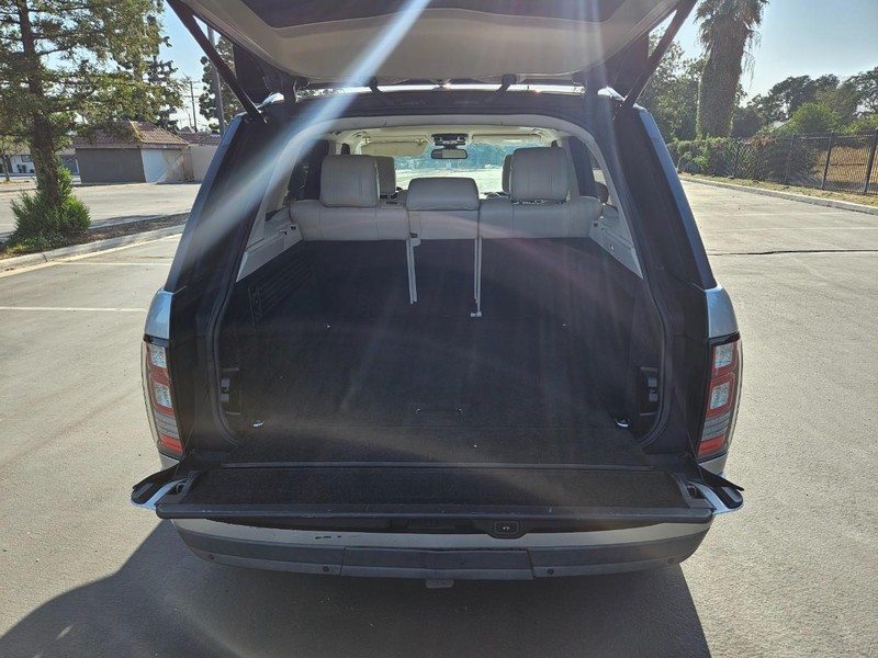 Land Rover Range Rover Vehicle Full-screen Gallery Image 15