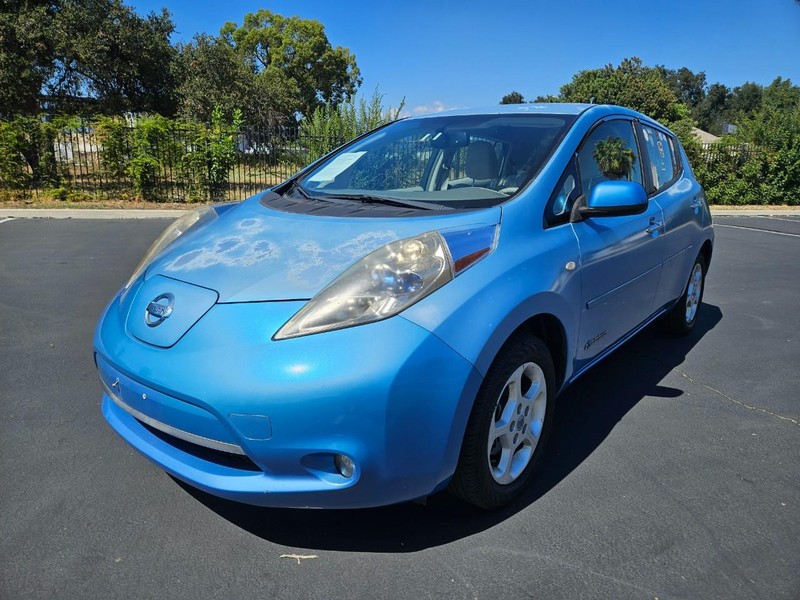 Nissan LEAF Vehicle Full-screen Gallery Image 02