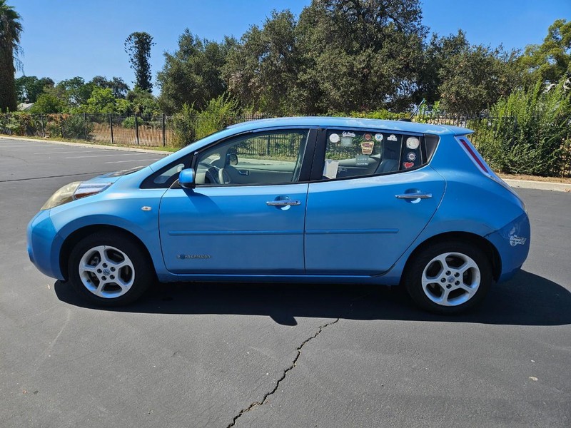 Nissan LEAF Vehicle Full-screen Gallery Image 03