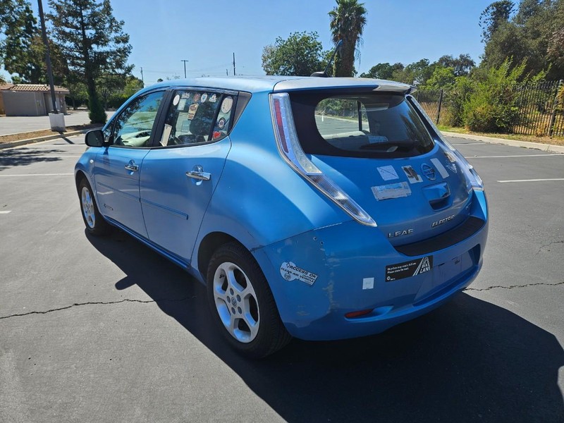 Nissan LEAF Vehicle Full-screen Gallery Image 04