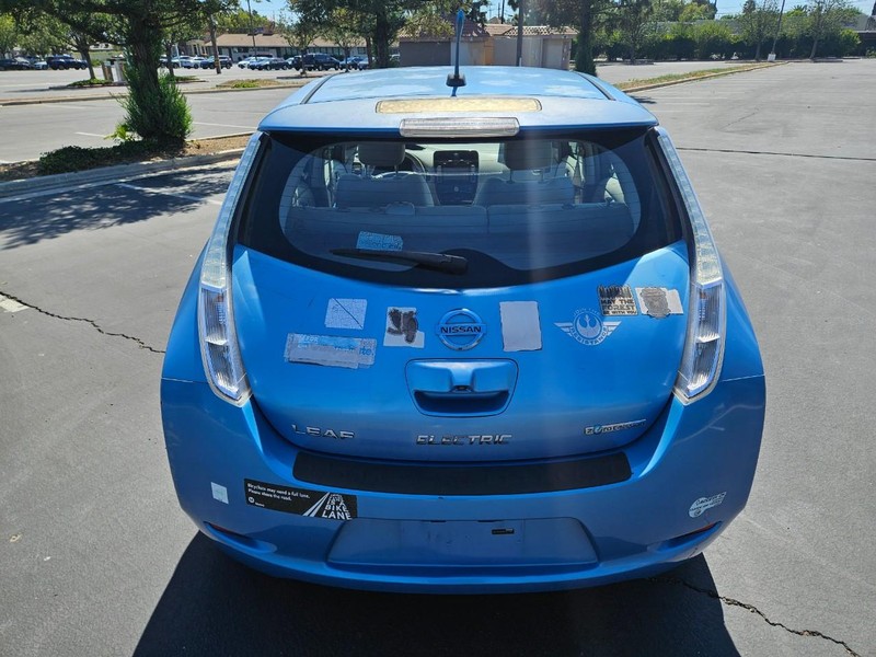 Nissan LEAF Vehicle Full-screen Gallery Image 05