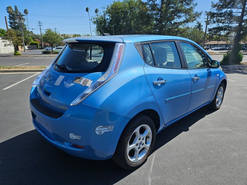 Nissan LEAF Vehicle Full-screen Gallery Image 06