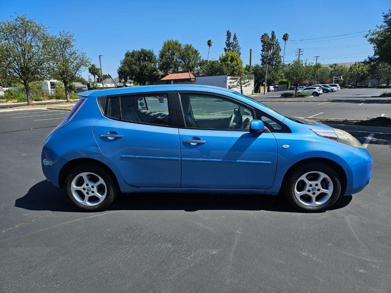 Nissan LEAF Vehicle Full-screen Gallery Image 07