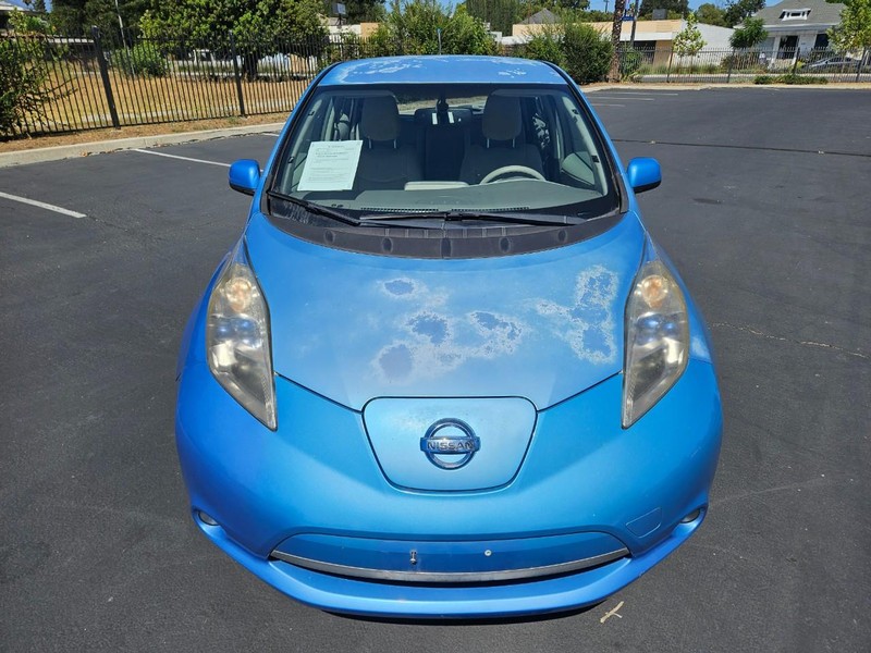 Nissan LEAF Vehicle Full-screen Gallery Image 09