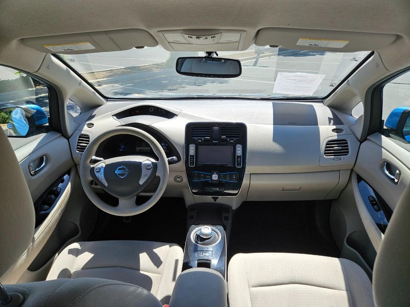 Nissan LEAF Vehicle Full-screen Gallery Image 10