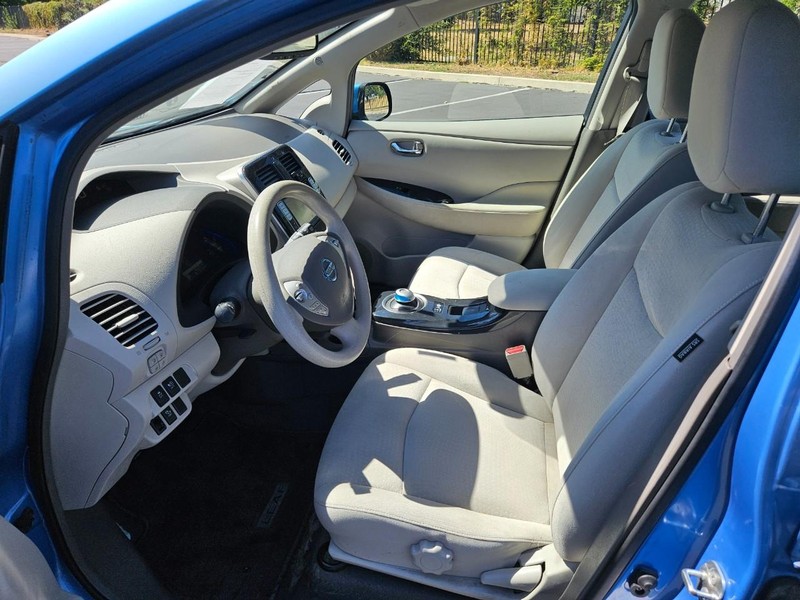 Nissan LEAF Vehicle Full-screen Gallery Image 14