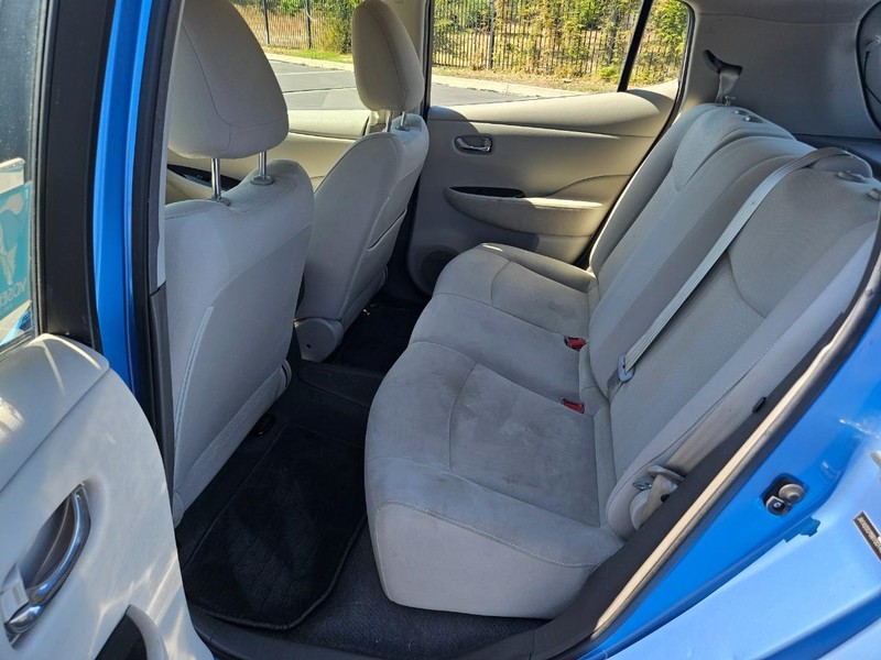 Nissan LEAF Vehicle Full-screen Gallery Image 15