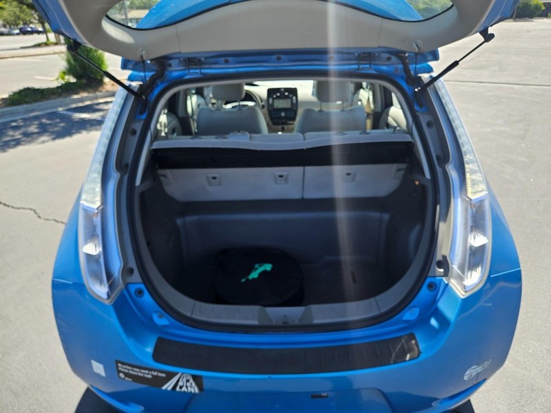 Nissan LEAF Vehicle Full-screen Gallery Image 16