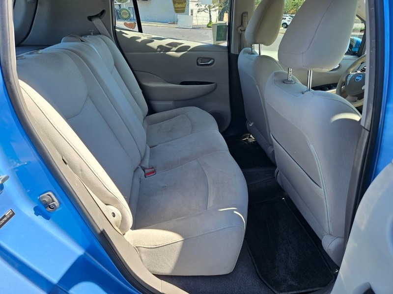 Nissan LEAF Vehicle Full-screen Gallery Image 18