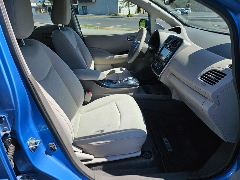 Nissan LEAF Vehicle Full-screen Gallery Image 19