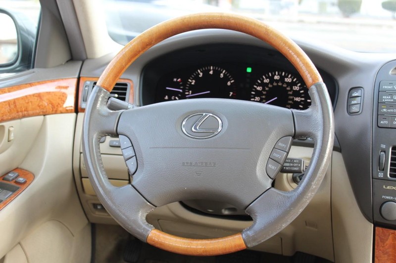 Lexus LS 430 Vehicle Full-screen Gallery Image 08