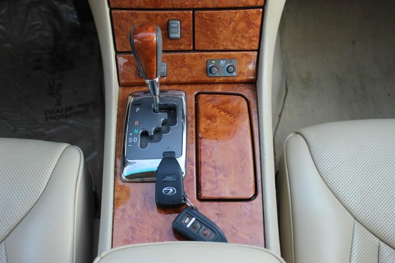 Lexus LS 430 Vehicle Full-screen Gallery Image 10