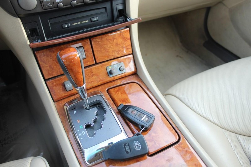 Lexus LS 430 Vehicle Full-screen Gallery Image 13